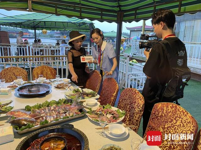 “信步沿滩·乡村露营季”活动在四川自贡沿滩火箭湖举行孤岛篝火水上鱼火锅吸引游客...-8.jpg