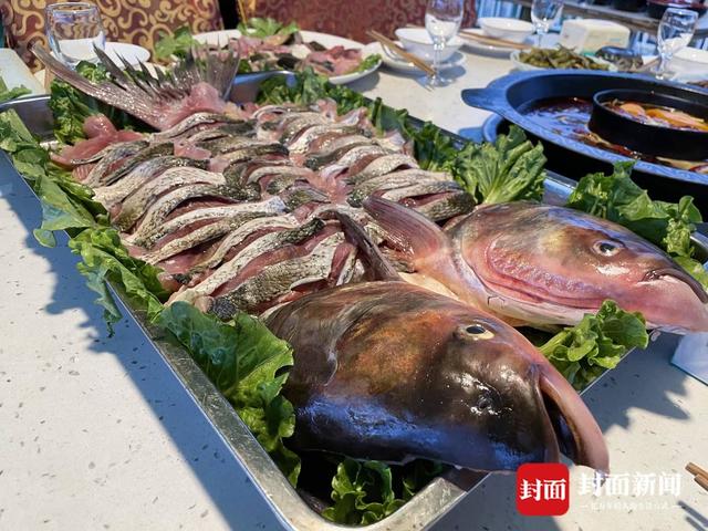 “信步沿滩·乡村露营季”活动在四川自贡沿滩火箭湖举行孤岛篝火水上鱼火锅吸引游客...-7.jpg