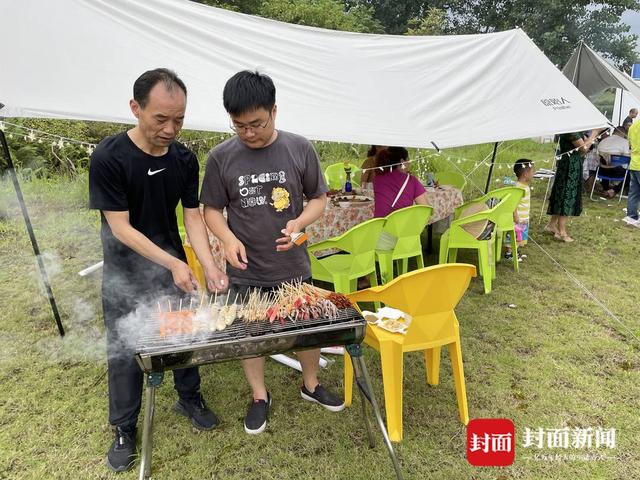 “信步沿滩·乡村露营季”活动在四川自贡沿滩火箭湖举行孤岛篝火水上鱼火锅吸引游客...-9.jpg