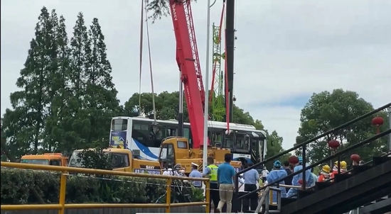 上海坠河公交已捞起，目击者：当时追着救人的也是公交司机-5.jpg