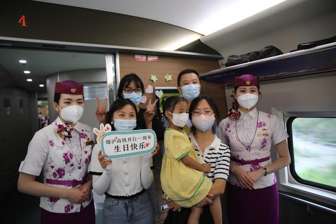 绵泸高铁内自泸段开通一周年 累计发送旅客227.38万人次-1.jpg