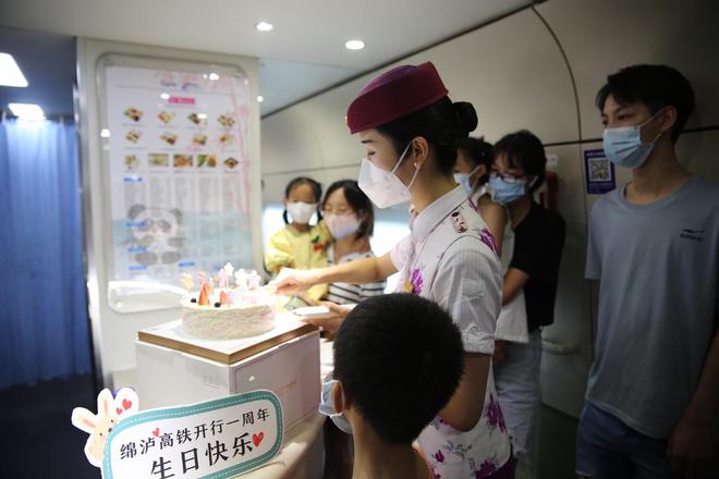 绵泸高铁内自泸段开通一周年 累计发送旅客227.38万人次-2.jpg