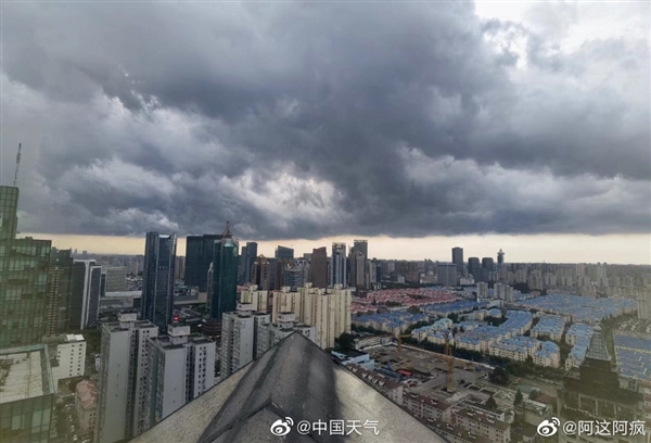 黑云压城，暴雨说来就来！实拍上海暴雨：大雨倾盆白昼如夜 气象台连发4预警-1.jpg