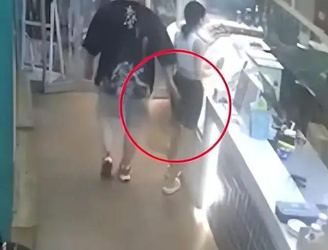 太无耻了！深圳一女店长遭男顾客三次咸猪手，被戳穿后竟装醉酒！-1.jpg