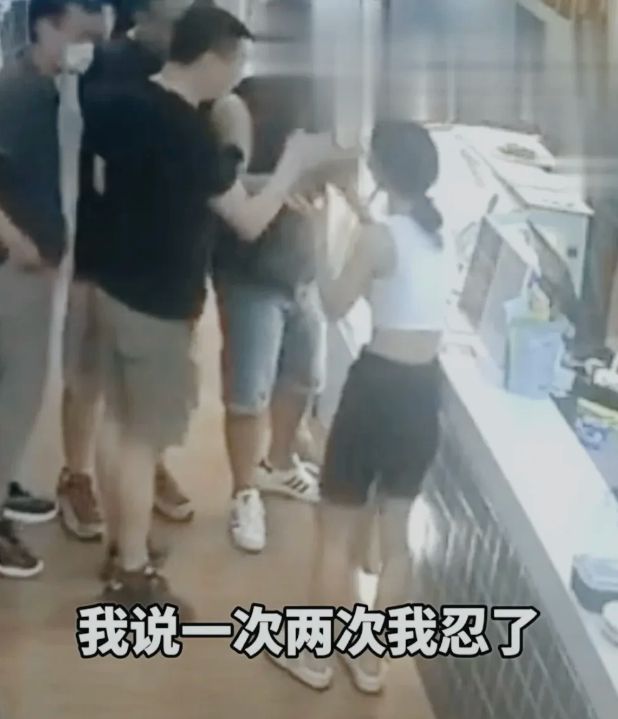 太无耻了！深圳一女店长遭男顾客三次咸猪手，被戳穿后竟装醉酒！-2.jpg