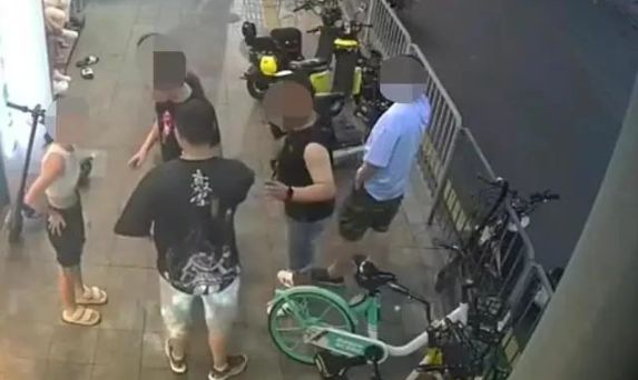 太无耻了！深圳一女店长遭男顾客三次咸猪手，被戳穿后竟装醉酒！-3.jpg