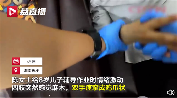 妈妈辅导作业被气到痉挛手成鸡爪-1.png