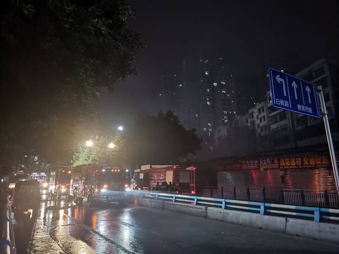 突发！重庆石桥铺渝州交易城发生火灾 因灾直接损失估计高达数千万元-5.jpg