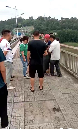 惊险！富顺一女子在桥边欲跳河轻生，情绪激动....-1.png