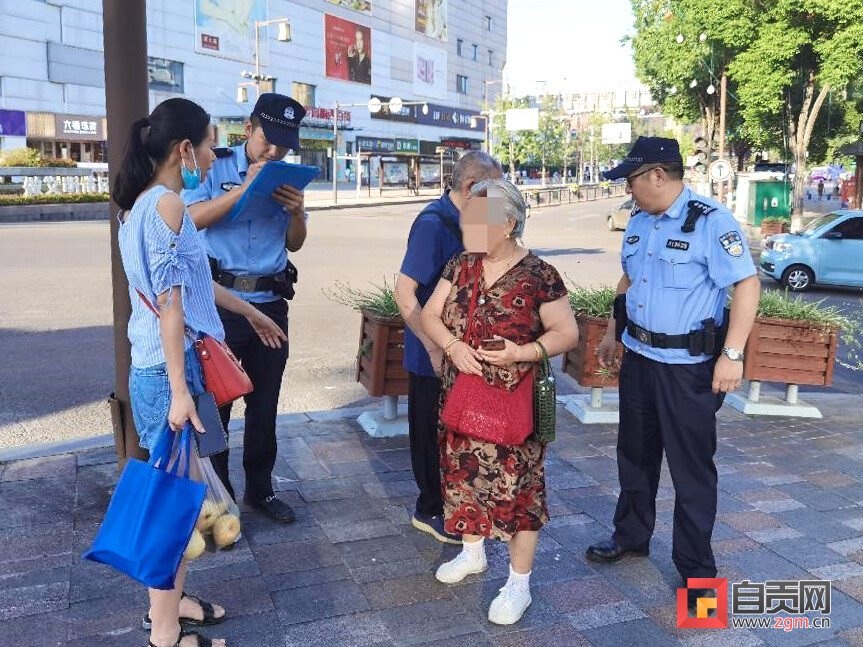 高温烈日下 自贡这两名医务人员帮老人找到家人-1.jpg