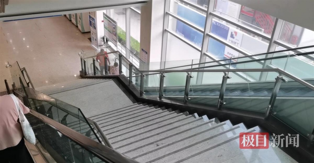上海瑞金医院劫持事件中为何不开闸门让群众逃生？安保人员回应-3.jpg
