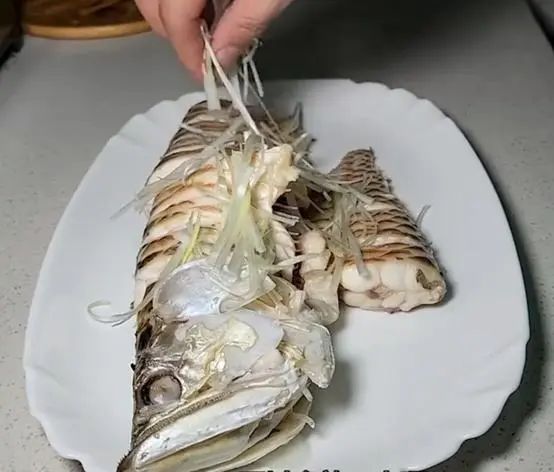 男子养3年龙鱼意外死亡，曾能卖到30万一条 含泪清蒸后品尝：非常嫩-3.jpg