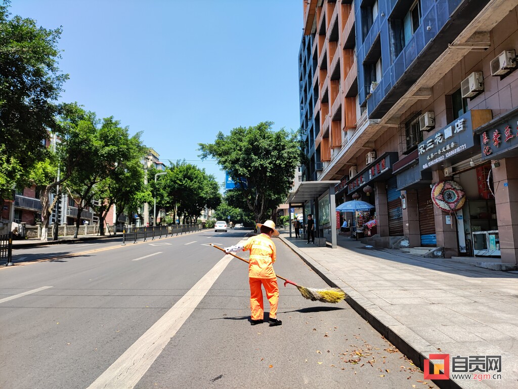 【战高温 迎“烤”验】烈日下坚守岗位的城市管理工作者-5.jpg