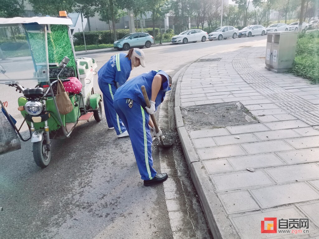 【战高温 迎“烤”验】烈日下坚守岗位的城市管理工作者-7.jpg