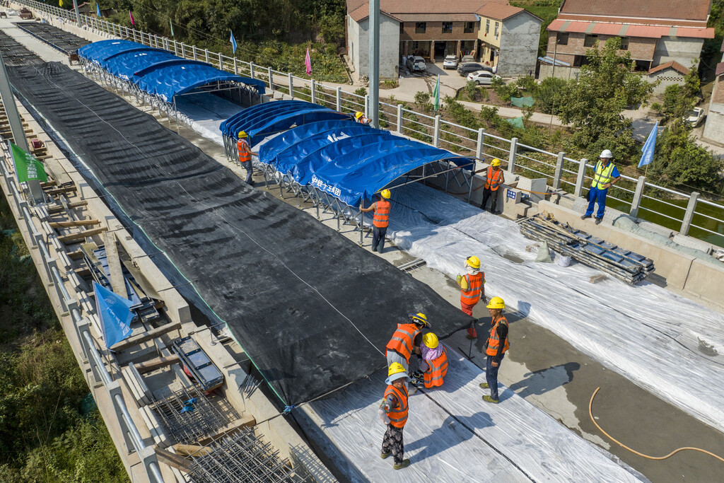 成自宜高铁首块无砟轨道道床板完成浇筑，11月开始铺轨作业-3.jpg