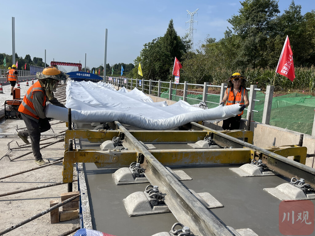 成自宜高铁首块无砟轨道道床板完成浇筑，11月开始铺轨作业-4.jpg