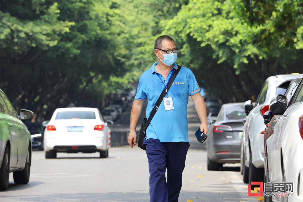 【战高温 迎“烤”验】高温热浪中奔走的停车收费员-1.jpg