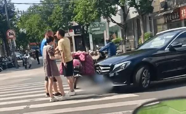 愤怒！江苏一奔驰男与电动车剐蹭，复读机式怼脸狂骂：你真穷！-1.jpg