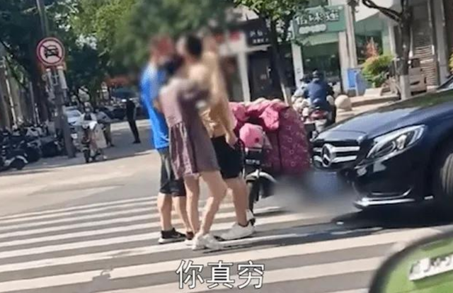 愤怒！江苏一奔驰男与电动车剐蹭，复读机式怼脸狂骂：你真穷！-2.jpg