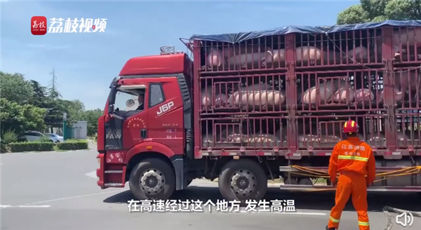 两车生猪途经江苏差点热熟 网友称差点成红烧肉：实测江苏气温 温度计爆表-2.png