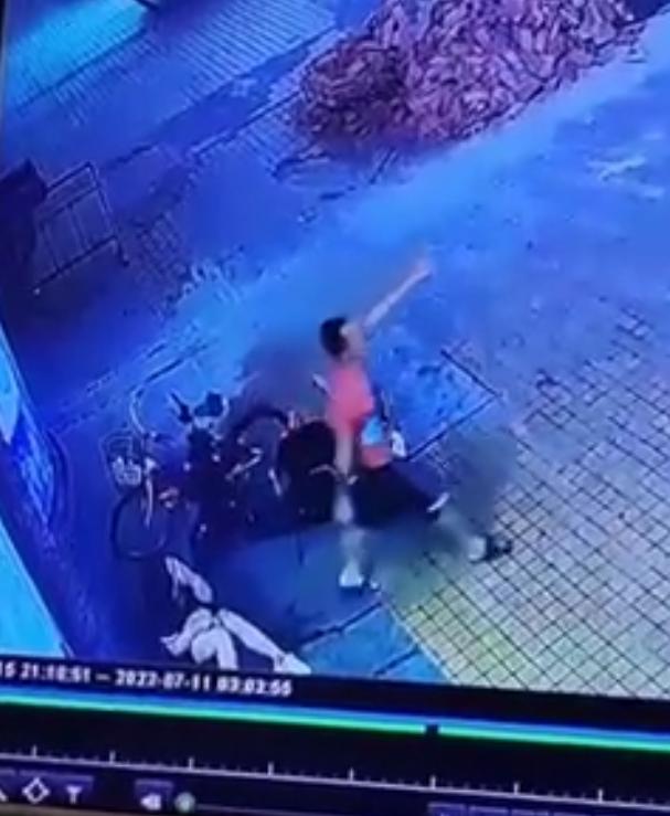 男子与人赌5杯酒，当街猥亵醉酒女子！佛山警方：已依法处理-4.jpg
