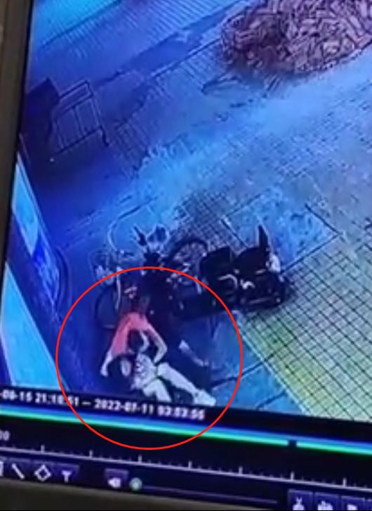男子与人赌5杯酒，当街猥亵醉酒女子！佛山警方：已依法处理-3.jpg