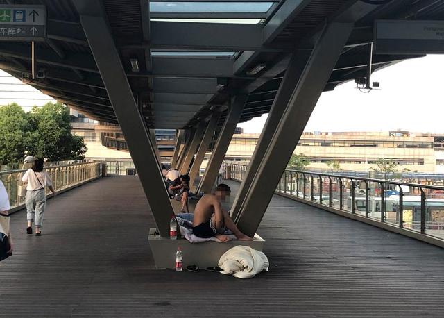 “躲在卫生间的阿芬”找到工作了，滞留虹桥火车站的其他人怎么样？-1.jpg