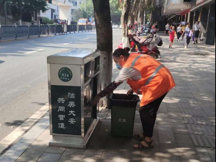 自贡大安区环卫工人高温坚守 守护城市“高颜值”-1.jpeg
