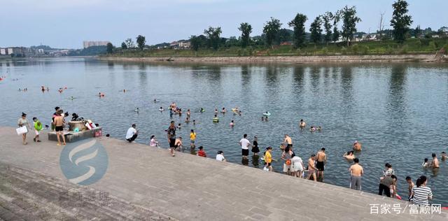 富顺沱江竟成“天然游泳池”？！安全一定要注意-2.jpg