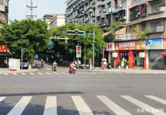 速看！富顺城区这个重要路口已启用红绿灯，过往车辆请注意-3.jpg