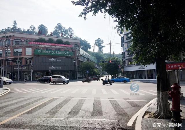 速看！富顺城区这个重要路口已启用红绿灯，过往车辆请注意-5.jpg