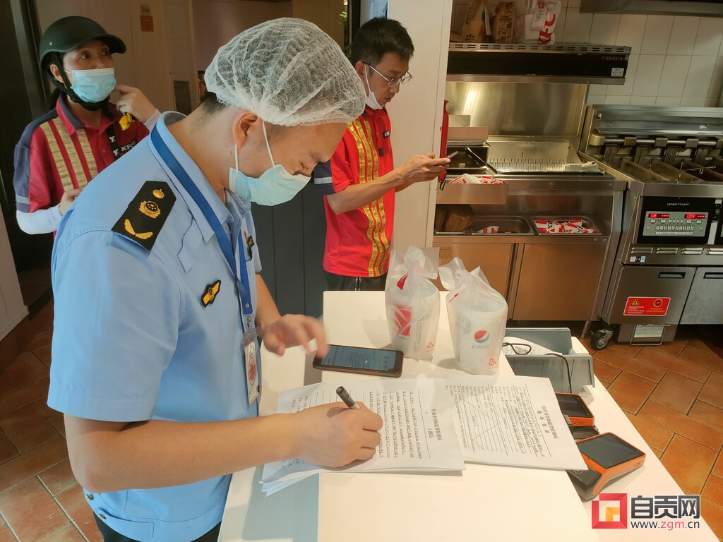 你经常点的外卖安全吗？自贡“你点我检”进行时-2.jpg