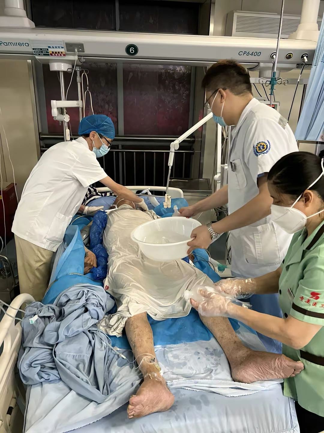 自贡收治10余例热射病人：多数病例系老人，在家不开空调-1.jpg