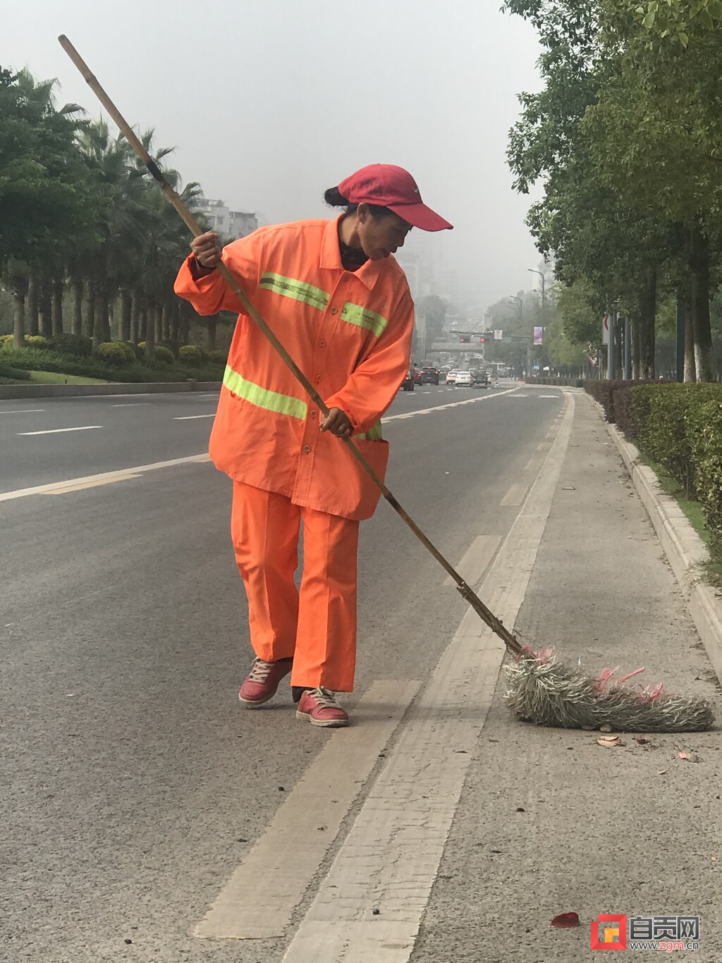 拾金不昧好榜样——记第六届自贡市道德模范魏远凤-1.jpg