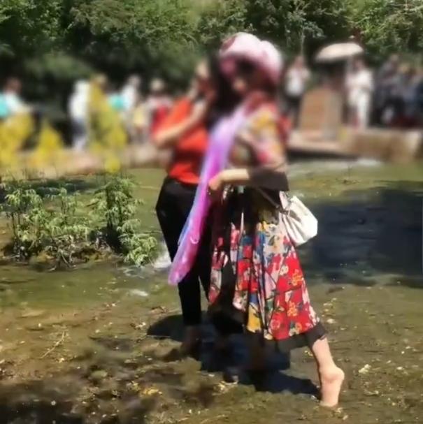 九寨沟回应大妈光脚下水拍照：景区内不允许踩水，已对当事游客行政处罚-1.jpg