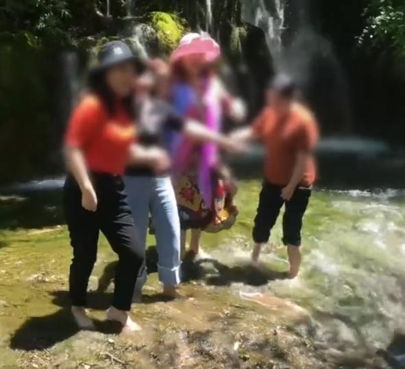 九寨沟回应大妈光脚下水拍照：景区内不允许踩水，已对当事游客行政处罚-2.jpg