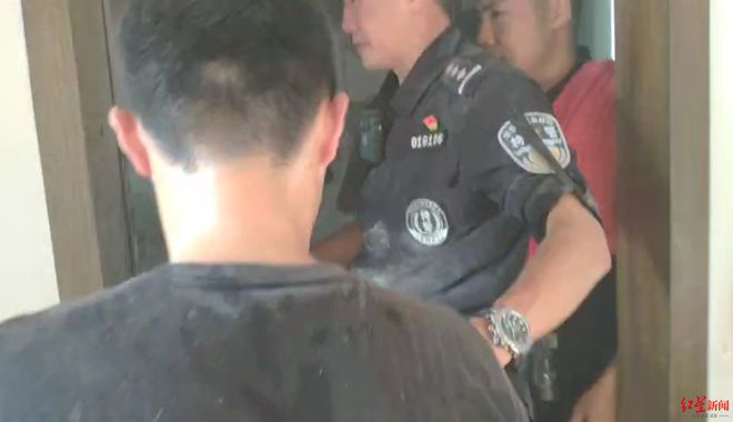自贡一居民楼冒出浓烟 隔壁“邻居”公安巡控大队队员冲进火场救援-1.jpg