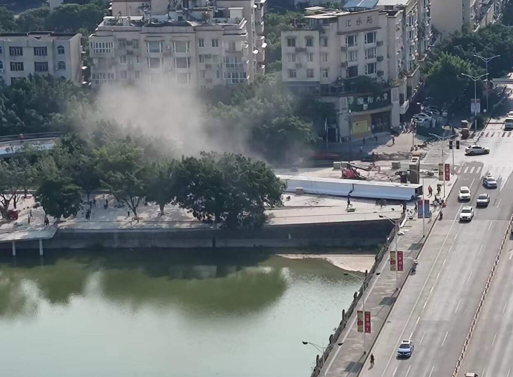 德阳一在建人行天桥部分垮塌 事故原因在调查中-1.jpg