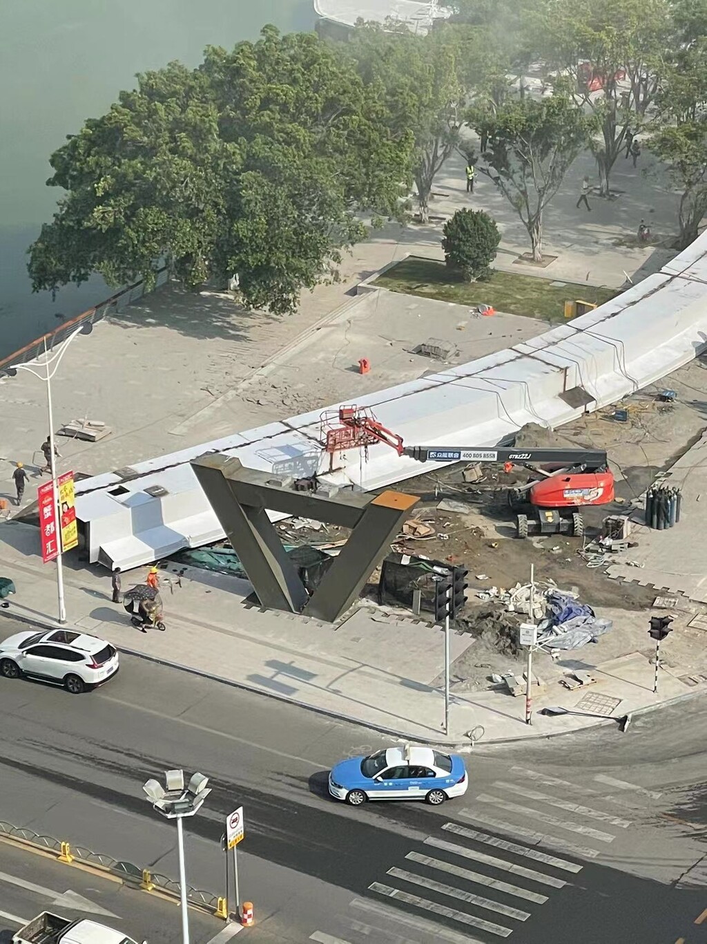 德阳一在建人行天桥部分垮塌 事故原因在调查中-2.jpg