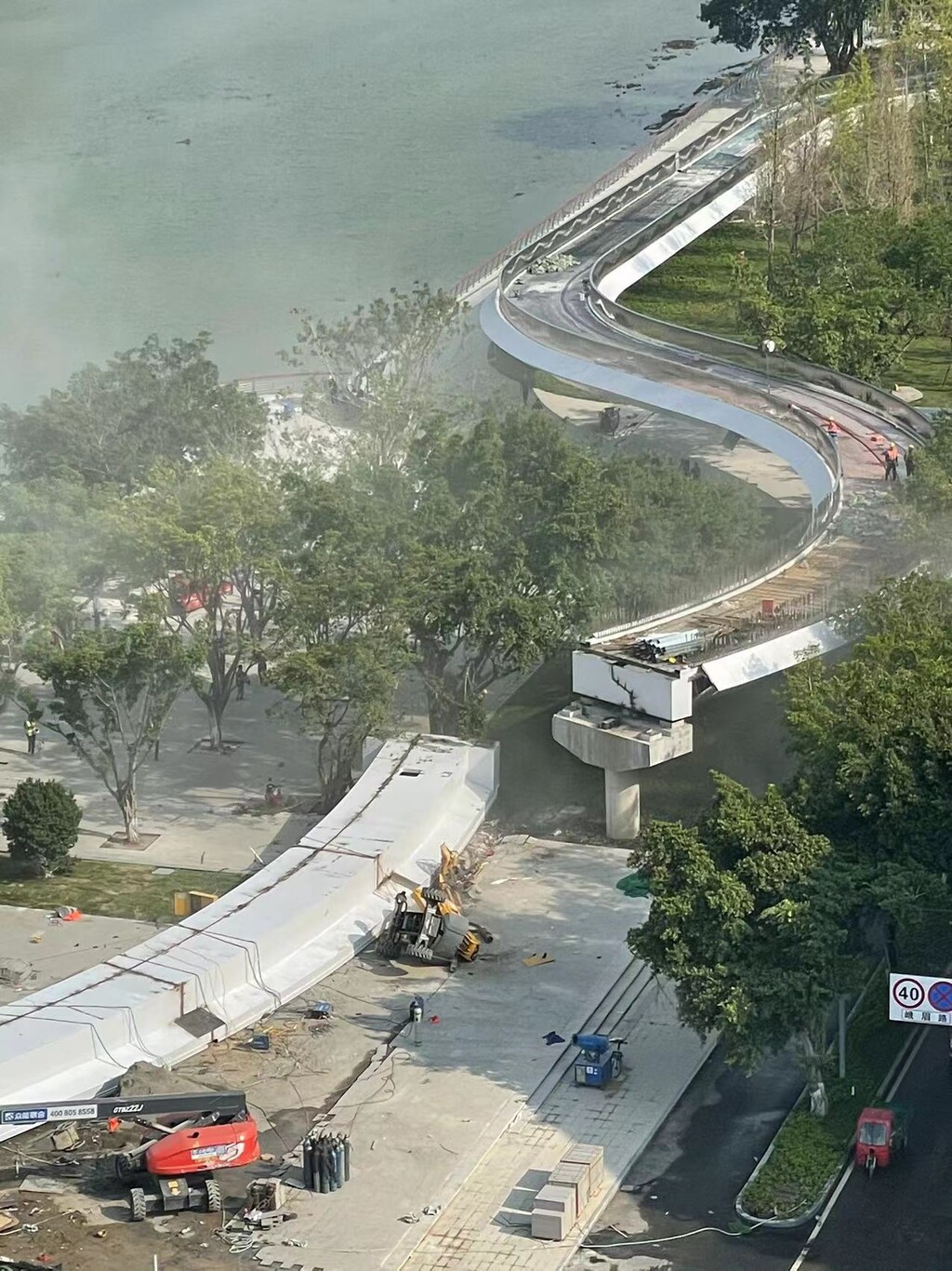 德阳一在建人行天桥部分垮塌 事故原因在调查中-3.jpg