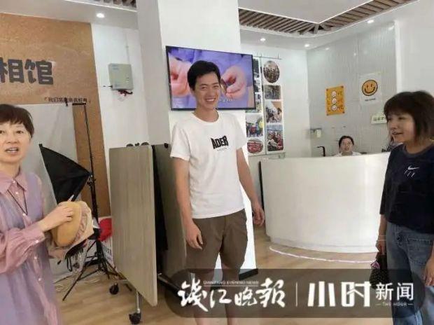杭州一社区20天吃掉1万斤西瓜 “吃瓜群众”第一名：20多天买了40多个-2.jpg