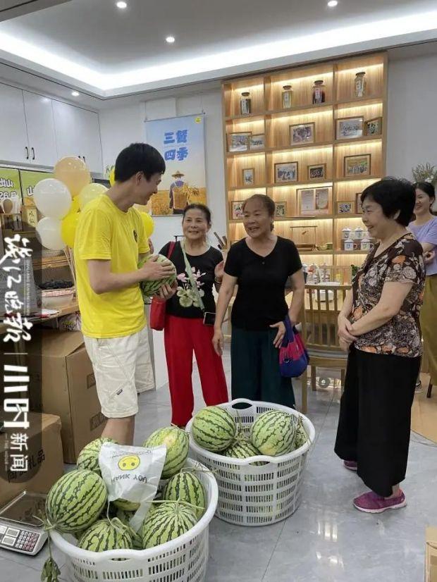 杭州一社区20天吃掉1万斤西瓜 “吃瓜群众”第一名：20多天买了40多个-4.jpg