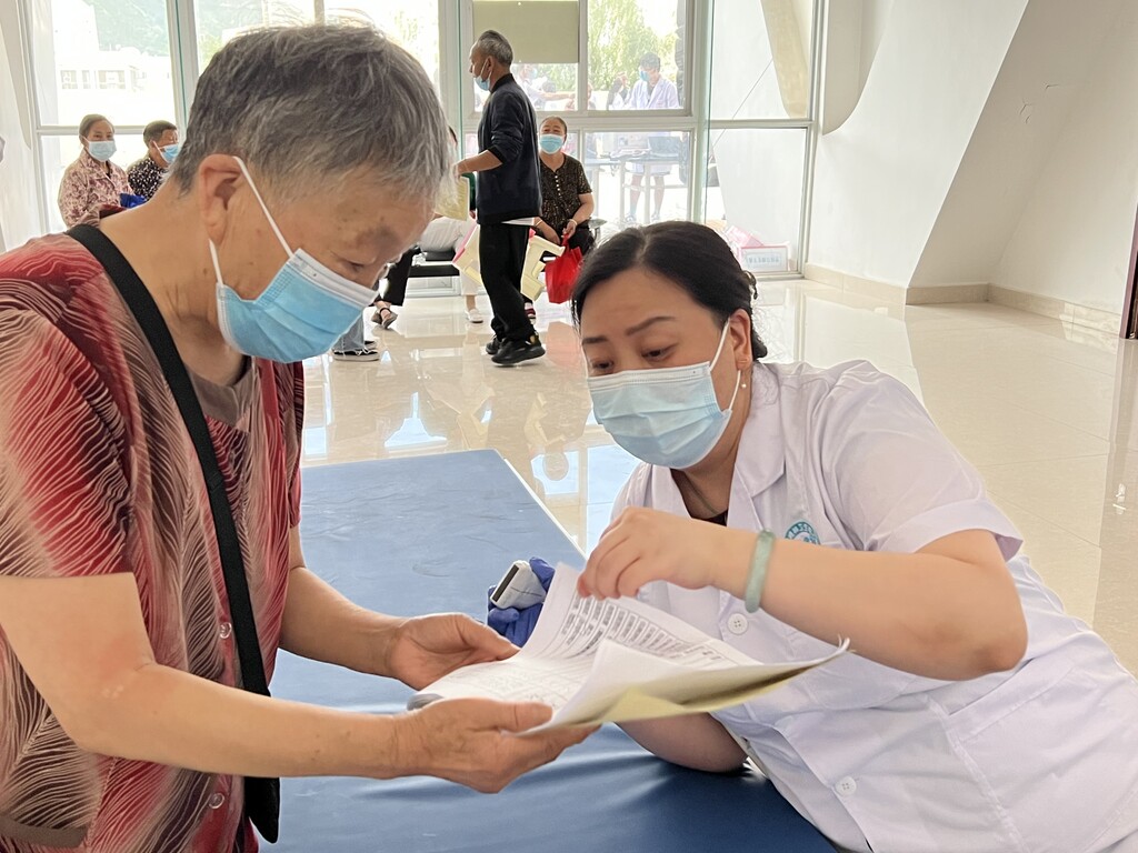 西南医科大学附属自贡医院专家赴川西开展健康义诊活动-2.jpg