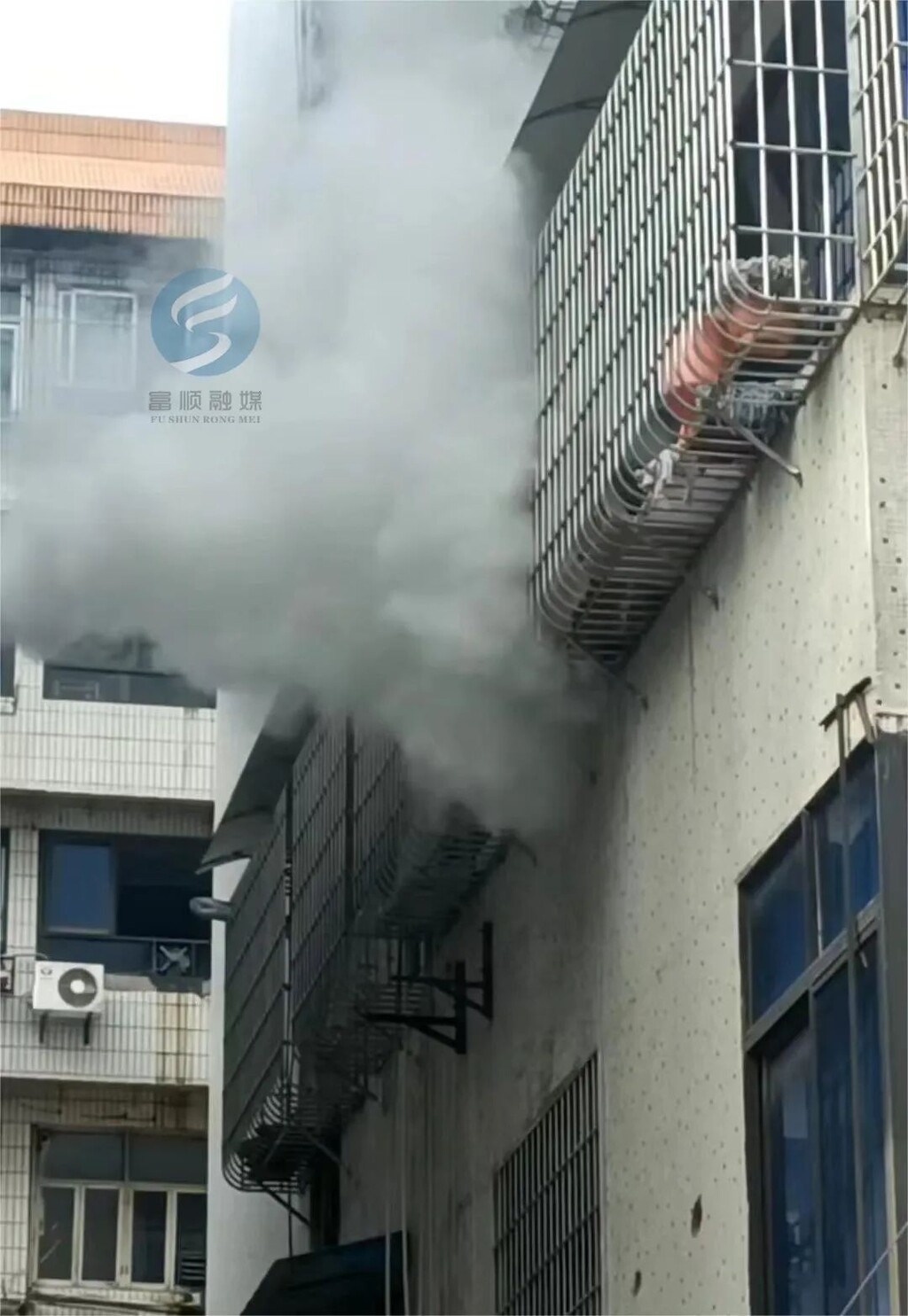 富顺小南门一居民楼起火，随后三位快递小哥的举动太赞了！-1.jpg