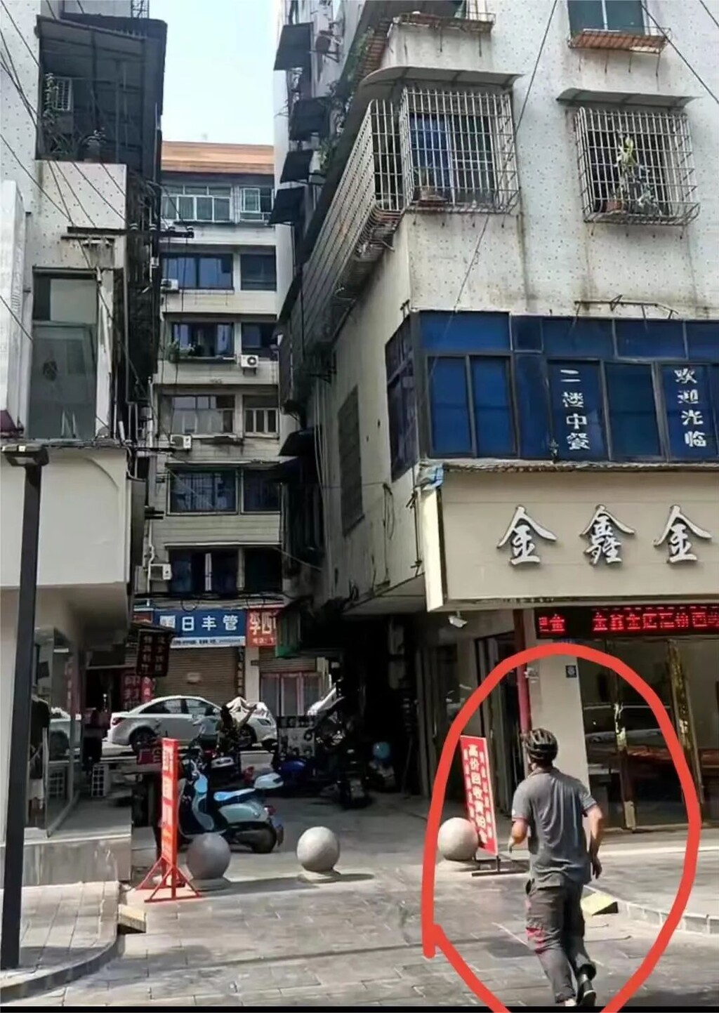 富顺小南门一居民楼起火，随后三位快递小哥的举动太赞了！-3.jpg