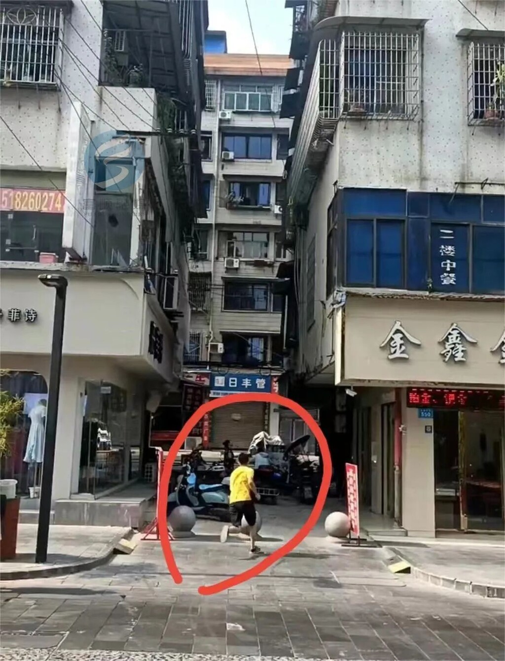 富顺小南门一居民楼起火，随后三位快递小哥的举动太赞了！-2.jpg