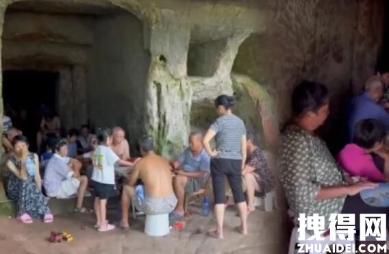 村民在墓穴躺坐一排乘凉:人多不怕 背后真相实在让人惊愕-1.jpg