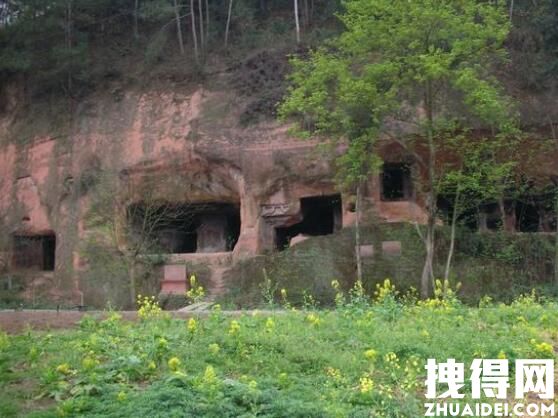 村民在墓穴躺坐一排乘凉:人多不怕 背后真相实在让人惊愕-3.jpg