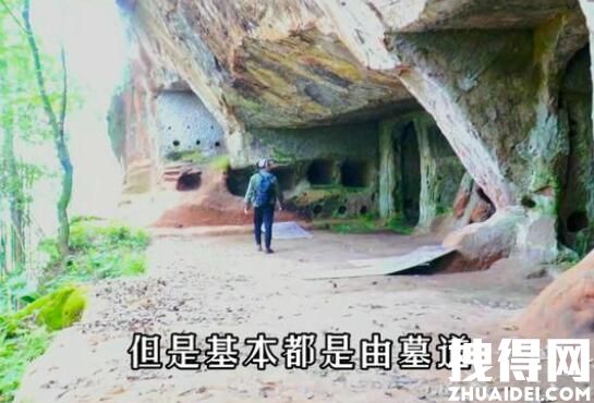 村民在墓穴躺坐一排乘凉:人多不怕 背后真相实在让人惊愕-2.jpg