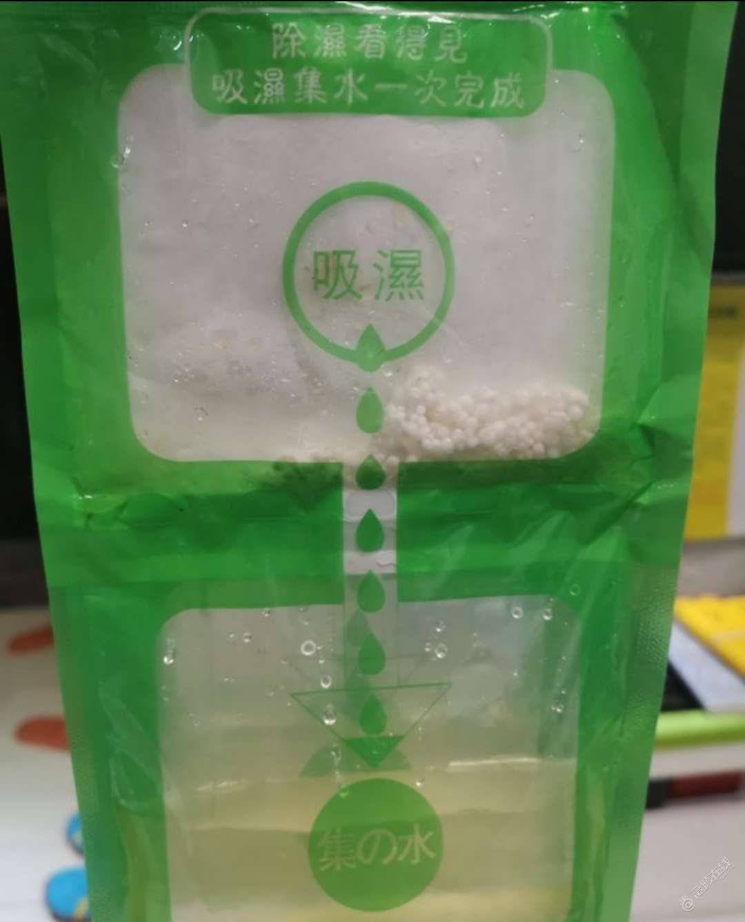 这么干燥的天还能衣柜里吸出这么多的水来-1.jpg